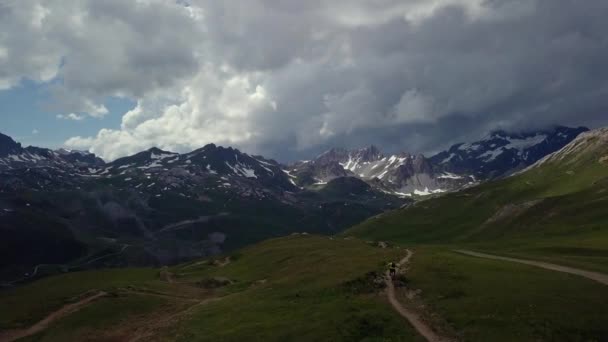 Montanha motociclista em trilha em alpes voo aéreo - 4k UHD — Vídeo de Stock
