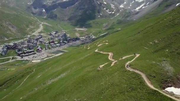 Горный велосипедист на тропе в альпах воздушного полета - 4k UHD — стоковое видео
