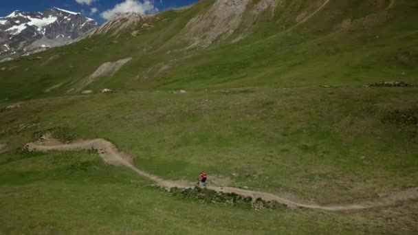 Ciclista de montaña en ruta en vuelo aéreo de los Alpes - 4k UHD — Vídeos de Stock