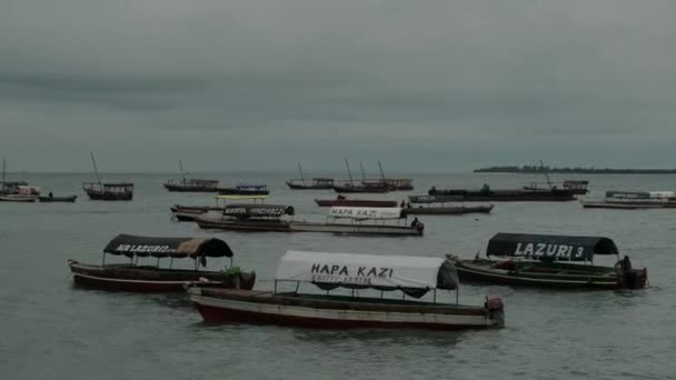 Schwimmendes Hochseeschiff in Sansibar. Stockvideo