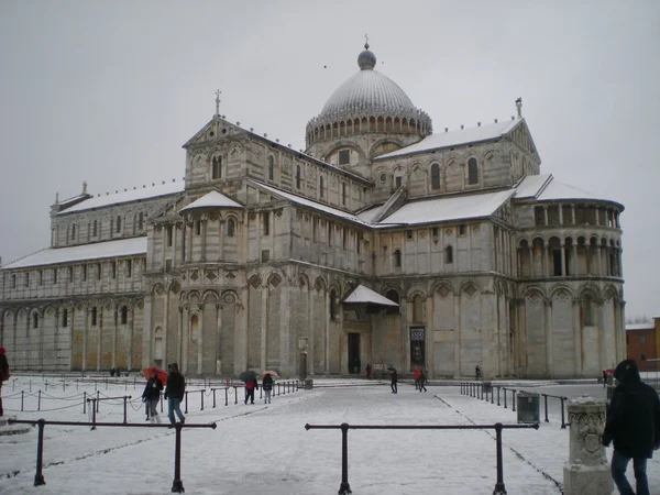 Piazza dei miracoli v Pise po sněhové bouři — Stock fotografie