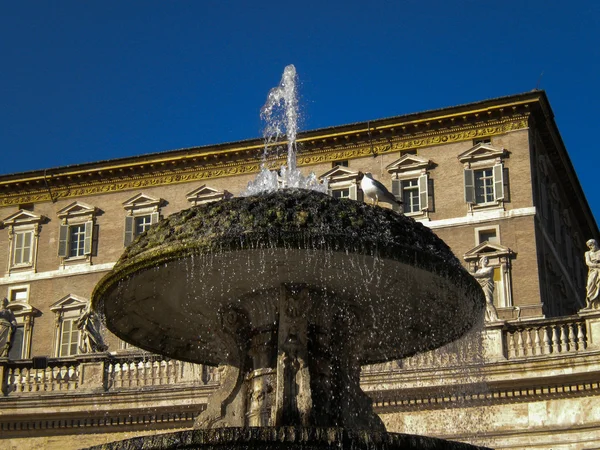 Bernini-brunnen auf dem platz des heiligen peters rom, italien — Stockfoto