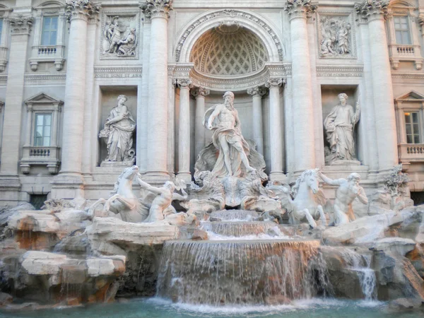 La famosa Fontana de Trevi, Roma, Italia. —  Fotos de Stock