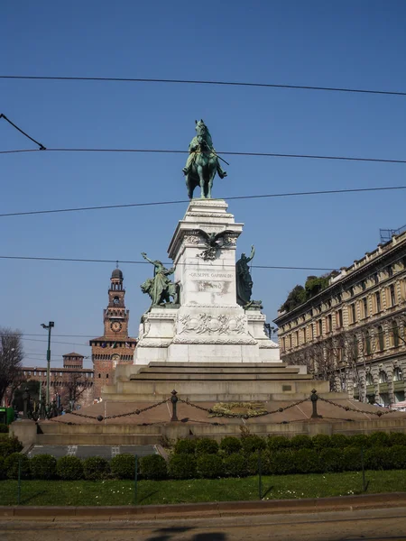 Giuseppe garibaldi ruiterstandbeeld in Milaan, Italië — Stockfoto