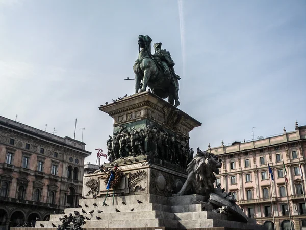 Vittorio Emanuele II standbeeld op Piazza del Duomo. Milaan in Lombardije, Italië. — Stockfoto