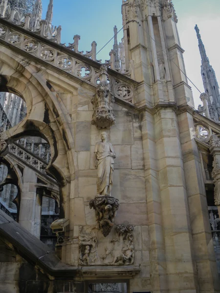 Gotyckiej katedry w Mediolanie, na piazza del duomo — Zdjęcie stockowe