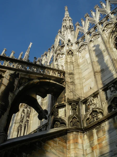 Gotyckiej katedry w Mediolanie, na piazza del duomo — Zdjęcie stockowe