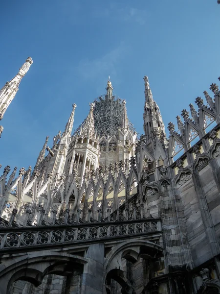 Catedral gótica de Milão na piazza del duomo — Fotografia de Stock