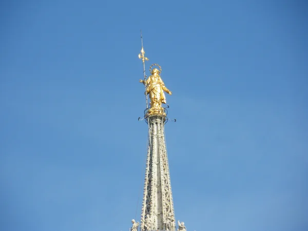 Catedral gótica de Milão na piazza del duomo — Fotografia de Stock