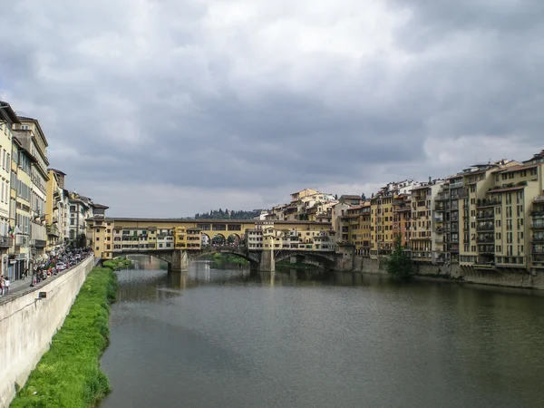 Ponte Vecchio az Arno folyó felett Firenzében, Olaszországban — Stock Fotó