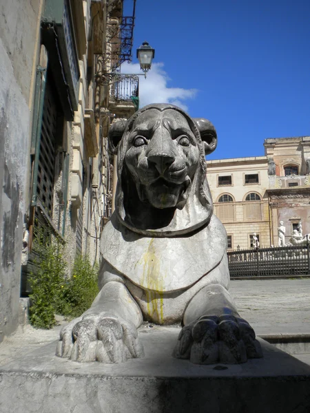 Huvudsakliga pretoria i palermo med lejonet statyn framme, ön Sicilien, Italien — Stockfoto