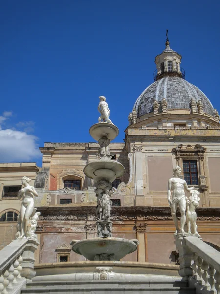 Palermo - Fontana fiorentina in Piazza Pretoria al mattino — Foto Stock