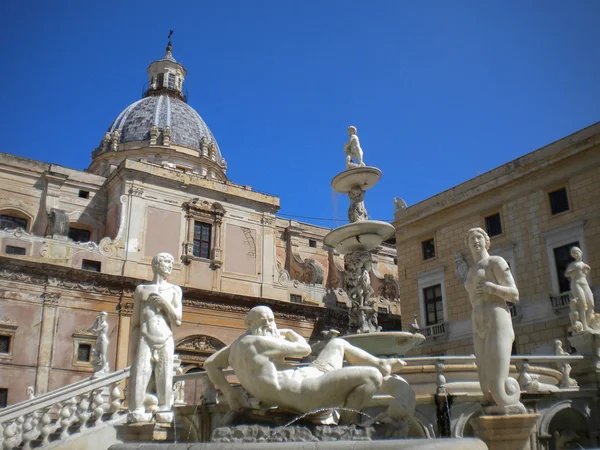 Palermo - florentinischer brunnen auf der piazza pretoria am morgen — Stockfoto
