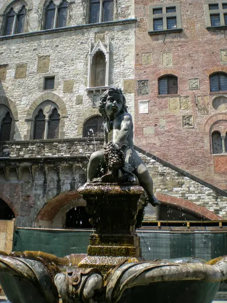 普拉托 （意大利的托斯卡纳，），古代喷泉广场德尔市镇 — 图库照片