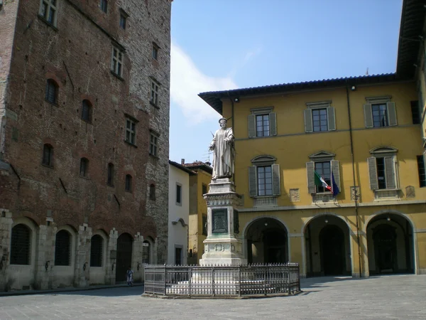 Prato (Toscana, Italien), historiska torget med statyn av francesco di marco datini — Stockfoto