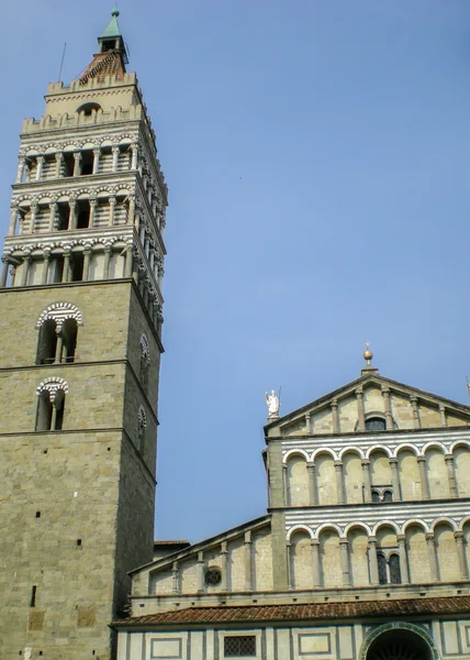 Pistoia (Toskánsko, Itálie), fasáda středověké katedrály — Stock fotografie