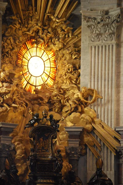 バチカン市国の最も神聖なカトリック教会の 1 つサンピエトロ大聖堂の内部 — ストック写真