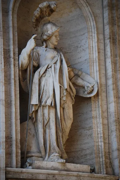 Escultura clásica de estilo griego en el recreo de la pared del Vaticano —  Fotos de Stock