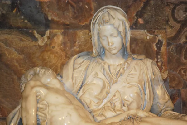 Michelangelo's Pieta in St. Peter's Basilica in Rome — Stock Photo, Image