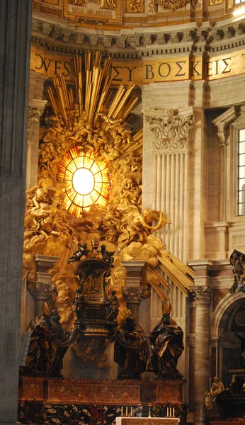 Interior da Basílica de São Pedro um dos mais sagrados católicos da Cidade do Vaticano — Fotografia de Stock