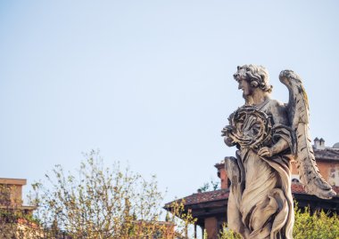 Bernini 'nin mermer melek heykeli, Roma' daki Sant 'Angelo Köprüsü' nden çaprazlanmış.