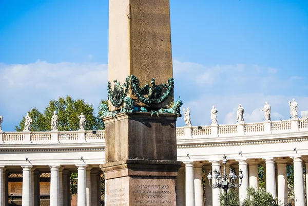 Peter's vierkante obelisk en colonnades in Vaticaanstad — Stockfoto