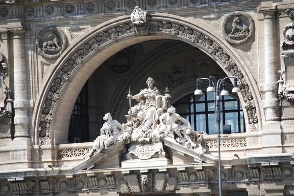 Architectonisch detail van de gevel van het paleis van Justitie in rome, Italië — Stockfoto