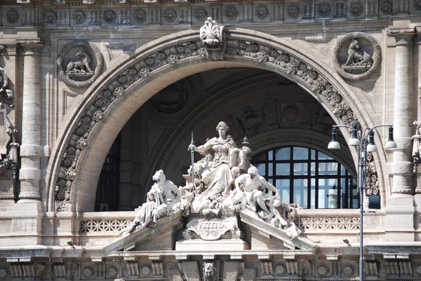 Detalu architektonicznego elewacji pałacu sprawiedliwości w Rzym, Włochy — Zdjęcie stockowe