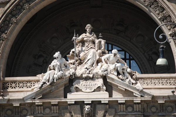 Detalu architektonicznego elewacji pałacu sprawiedliwości w Rzym, Włochy — Zdjęcie stockowe