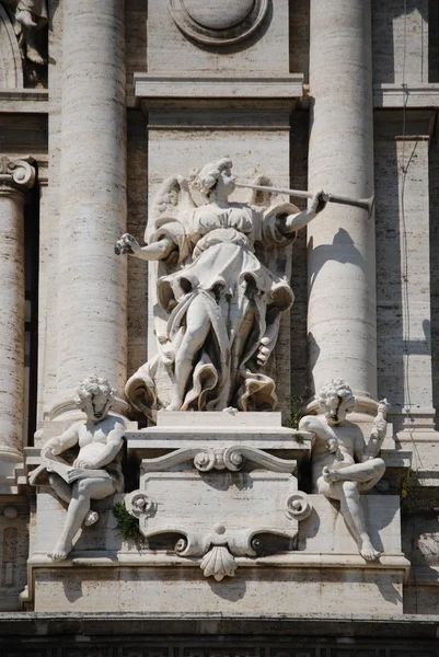 Palazzo di giustizia in rom — Stockfoto