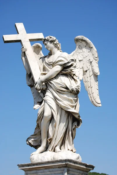 Statue d'ange en marbre du Bernin avec croix du pont Sant'Angelo à Rome — Photo