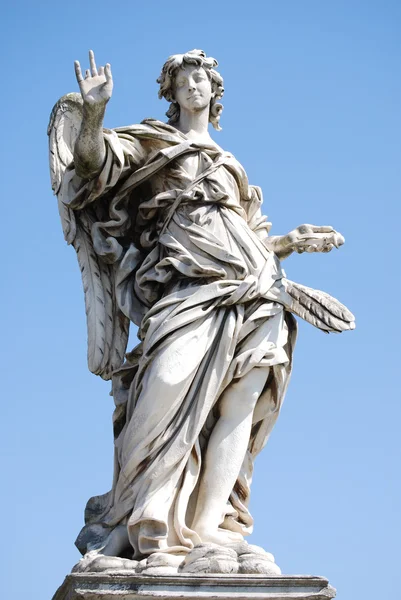 Statue d'ange en marbre du Bernin avec croix du pont Sant'Angelo à Rome — Photo