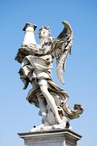 Bernini 's marmeren beeld van engel met kruis van de Sant' Angelo brug in Rome — Stockfoto