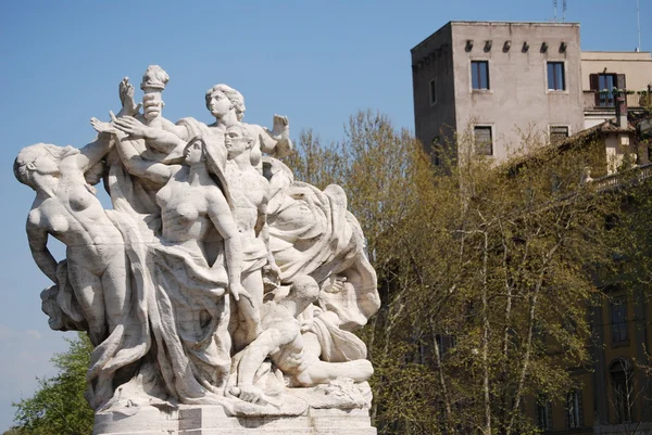 Skulptur på vittorio emanuele ii bridge, Rom, Italien — Stockfoto