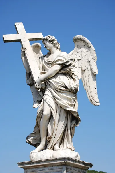 Statue d'ange en marbre du Bernin avec croix du pont Sant'Angelo à Rome Photo De Stock