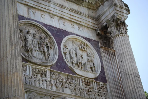 로마 다음 콜로세움에서 콘스탄틴의 아치 — 스톡 사진