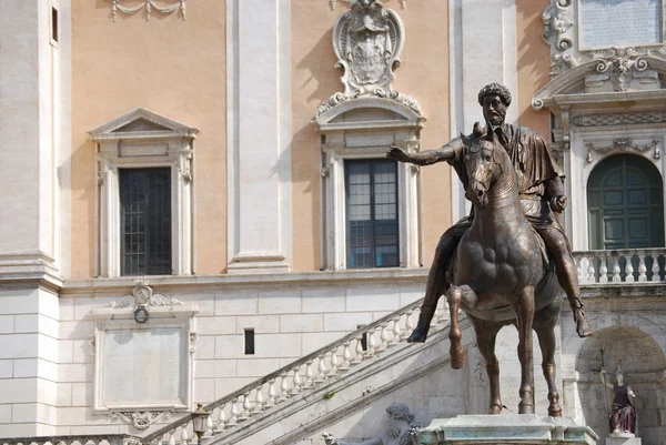 Bronzestatue des römischen Kaisers Marcus Aurelius auf dem Kapitolshügel — Stockfoto