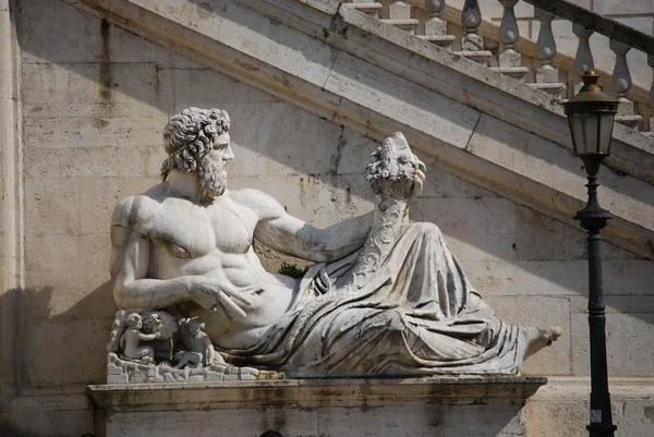 A piazza del campidoglio, Róma neptune szobra — Stock Fotó