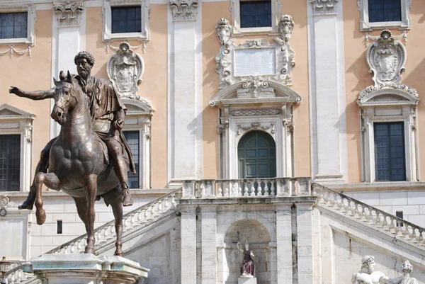 Ορειχάλκινο άλογο άγαλμα του ο Ρωμαίος αυτοκράτορας Μάρκος Αυρήλιος σχετικά με το Κάπιτολ Χιλλ — Φωτογραφία Αρχείου