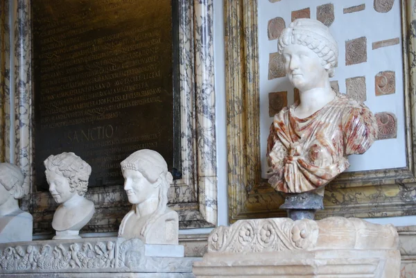 Dentro de um dos quartos dos Museus Capitolinos em Roma — Fotografia de Stock