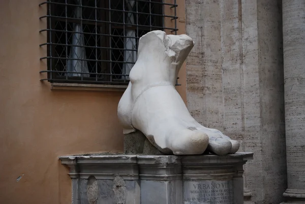 Estatua de Constantino piezas de estatua de Constantino recogidas en el museo capitolino en Roma italia — Foto de Stock