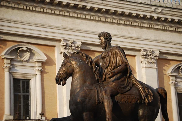 Bronshästen staty av den romerska kejsar marcus aurelius på capitol hill — Stockfoto