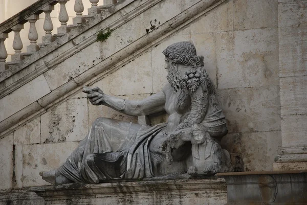 Рим, великая красота. Статуя Бога реки на Капитолийском холме — стоковое фото