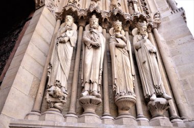 Paris, Fransa - ünlü Notre Dame katedrali aziz heykelleri. UNESCO Dünya Mirası Alanı