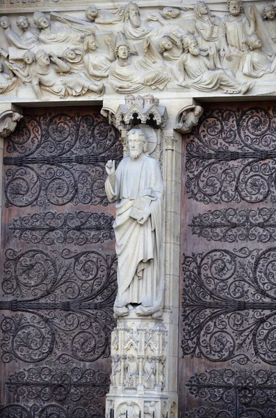 Paris França Famosas Estátuas Fachada Catedral Notre Dame Património Mundial — Fotografia de Stock