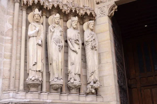 Paryż Francja Słynne Fasady Katedry Notre Dame Rzeźby Świętych Lista — Zdjęcie stockowe