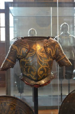 Paris 'teki Les Invalides Sarayı Ordu Müzesi' nin orijinal zırhının yakın çekimi.