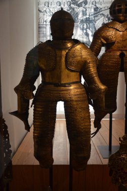 Paris 'teki Les Invalides Sarayı Ordu Müzesi' nin orijinal zırhının yakın çekimi.