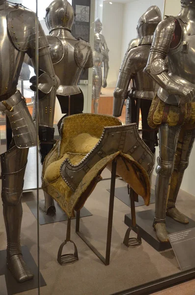 パリのLes Invalides宮殿の陸軍博物館でのオリジナルの鎧のクローズアップ — ストック写真