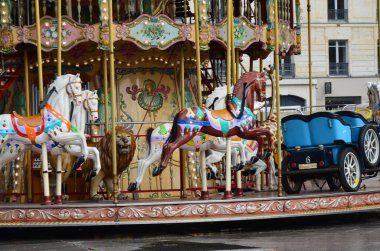 Paris, Fransa 03.23.2017: Atlıkarıncalı Eyfel Kulesi manzarası